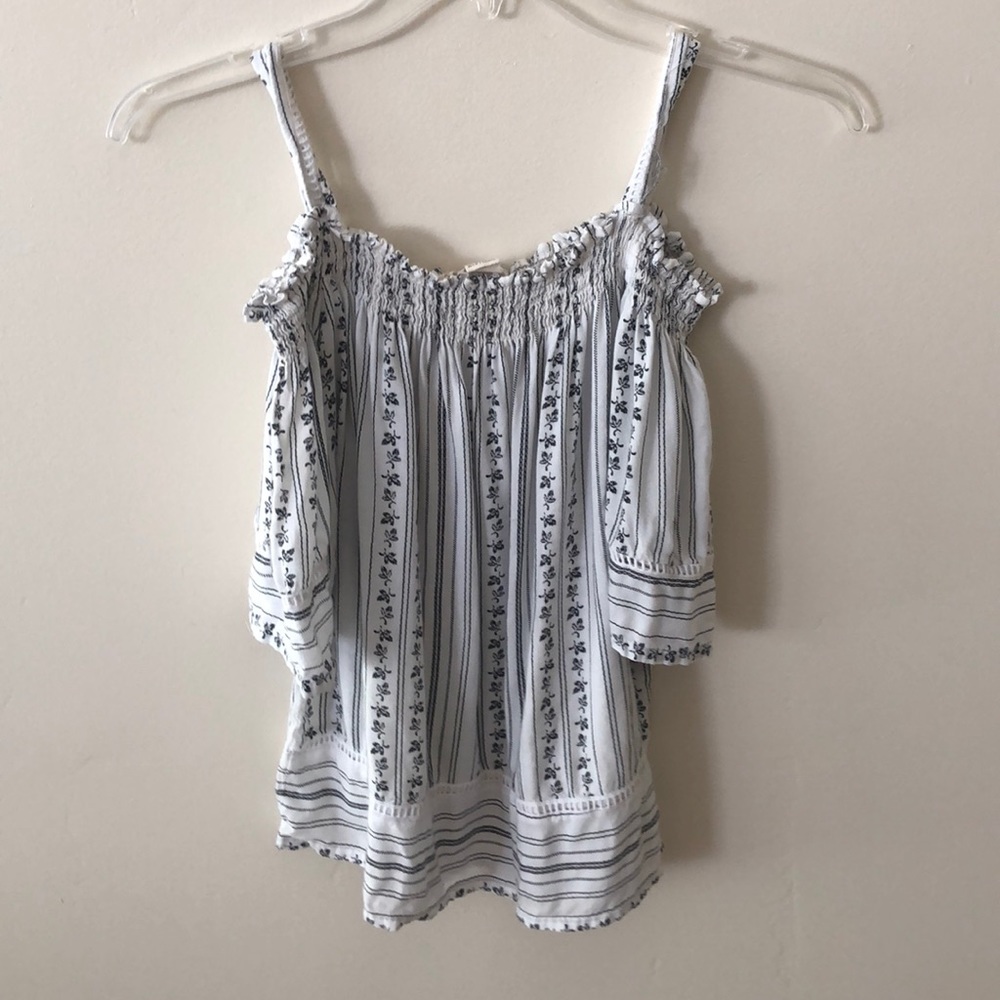 Black and white print summery blouse.